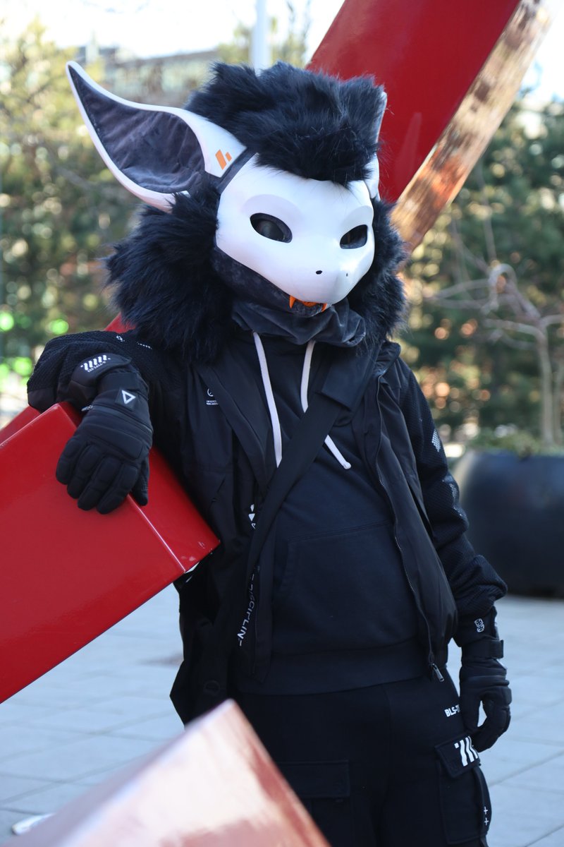 He's just a chill guy!
#FursuitFriday #NFC26 

📷<a href="/MaxFilmsVR/">MaxFilmsVR</a>