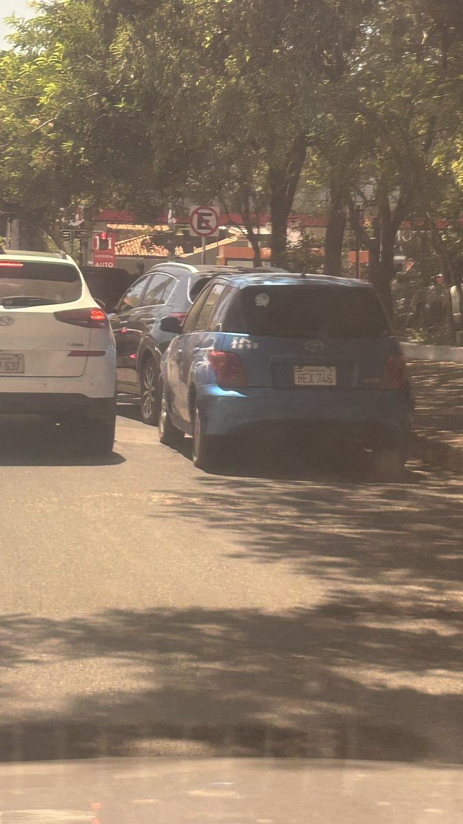 marcealborno's tweet photo. Cumpliendo y haciendo cumplir las señales de tránsito frente mismo a la municipalidad y la junta. @MunideAsu @luisbello_asu https://t.co/R7pjayXIgH