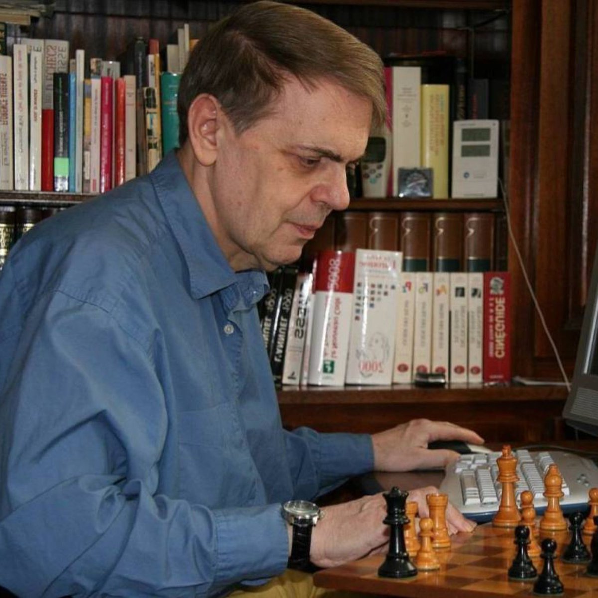 EuropeEchecs's tweet photo. ⚫ Pierre Nolot, ancien rédacteur en chef d’Europe Échecs, s’est éteint le 7 mars.
Autodidacte aux multiples talents, il fut l’un des grands spécialistes des échecs informatiques, au sein de notre rédaction comme dans le monde des échecs. 
Nous adressons toutes nos condoléances à sa famille et ses proches.
Hommage : https://t.co/f7TuakgmVZ