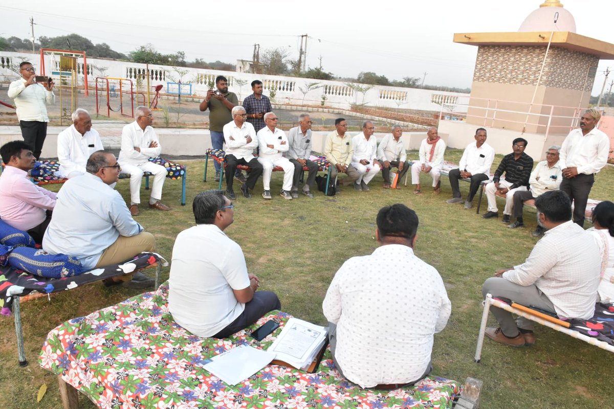 તલોદ તાલુકાના લેબોર ચોકડી સલાટપુર ખાતે  કલેક્ટર શ્રી સાથે  કિસાન સંઘના હોદ્દેદારો સાથે ખાટલા સભા યોજી. ખેડૂતોના ખાતર, પાક વેચાણ, જમીન માપણી અને વીજ પુરવઠા સહિતના પ્રશ્નો અંગે મુક્ત ચર્ચા કરી જરૂરી માર્ગદર્શન આપવામાં આવ્યું
#Sabarkantha #Farmers #JanSamvad