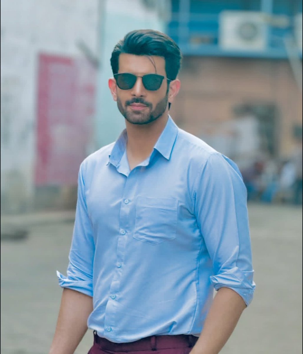 #Naagin7
#PriyankachaharChoudhary #NamikPaul #Aryanta

Sunflower 🌻                   Her admirer