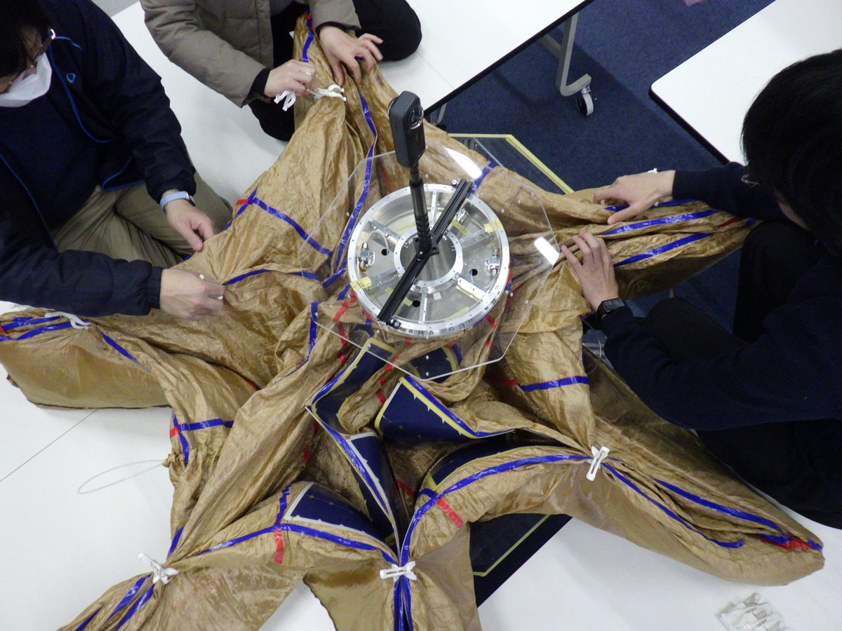 NeSTRA_MTP's tweet photo. 今週、展開型エアロシェルの収納試験を行いました。宇宙から帰還するための「展開型エアロシェル」。宇宙では3mと大きく開きますが、ロケットに乗せる時は極限まで小さく畳む必要があります。 本体にどう巻き付ければ最もコンパクトになるか、工夫のしどころです。 https://t.co/XobxbdXPiK