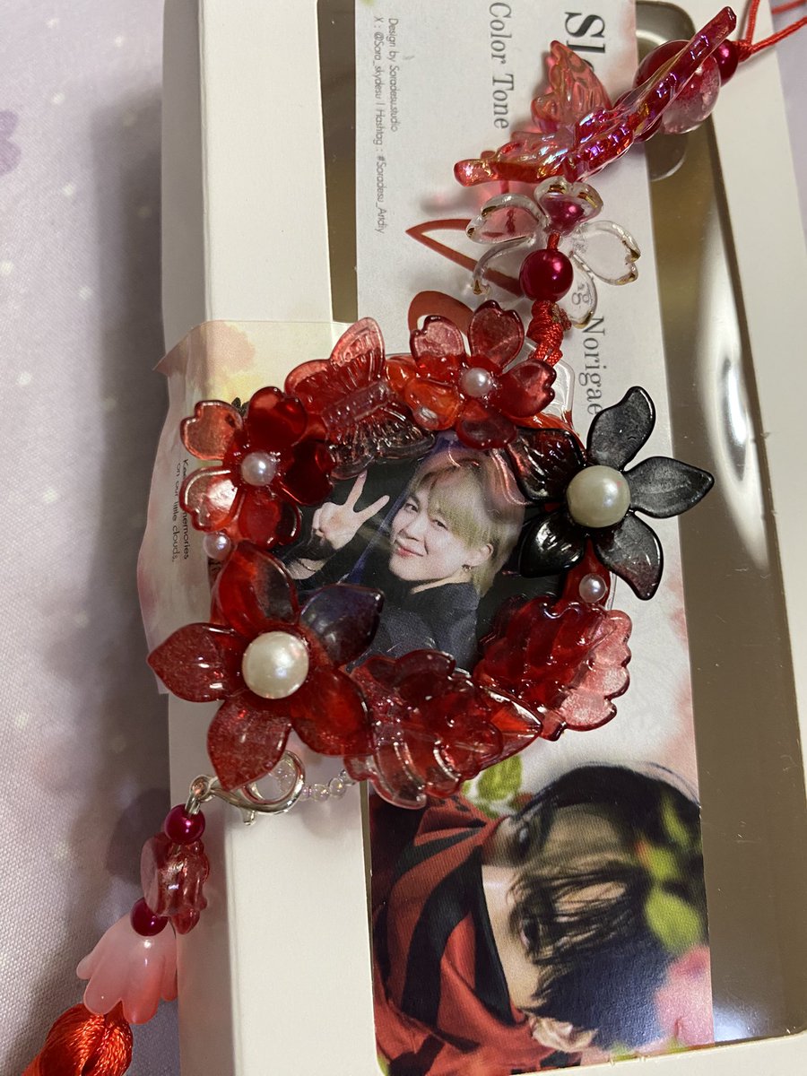 ได้รับน้องเรียบร้อยแล้วนะคะ ของจริงคือสวยมากกกก ความมีพู่ห้อยสีแดง+กรอบสี แดง velvet คือ ดูดีสุดๆ ดูราชนิกูลมากๆค่ะ แล้วคือคูมแม่ค้าน่ารักมากๆค่ะ หารูปให้ใหม่แบบชัดมากๆให้ด้วยค่ะ ขอบคุณมากๆนะคะ เราจะพกน้องไปทำงานด้วยค่ะ อิอิ 😍😘😍😘💜🐥#Soradesu_Artdiy