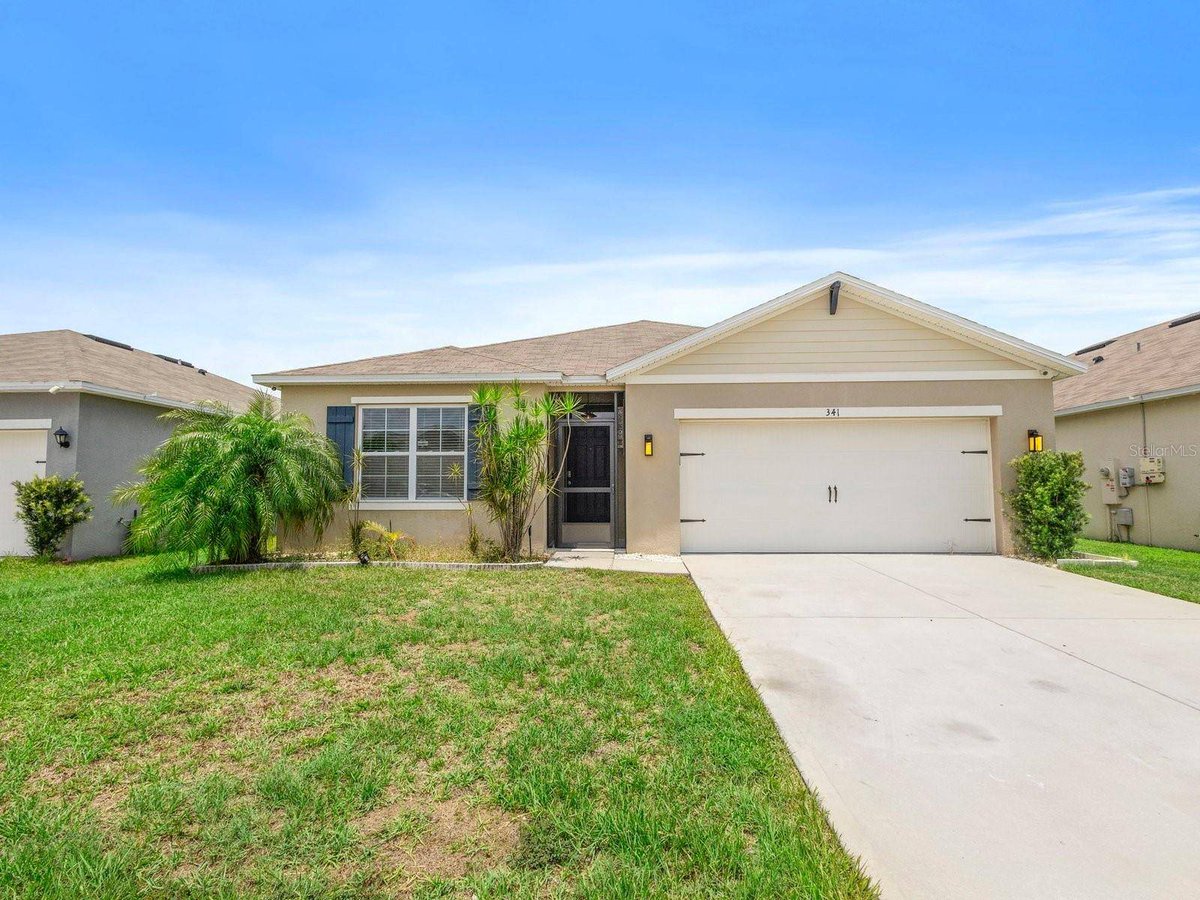 ThatManSoto's tweet photo. Step into serenity! 🌞🍊

This 4-bedroom beauty in Winter Haven features an open layout, luxury smart upgrades, and a private screened lanai—perfect for hosting friends or savoring peaceful mornings. 

https://t.co/5fSxrdaOap https://t.co/JglN0oZWMM