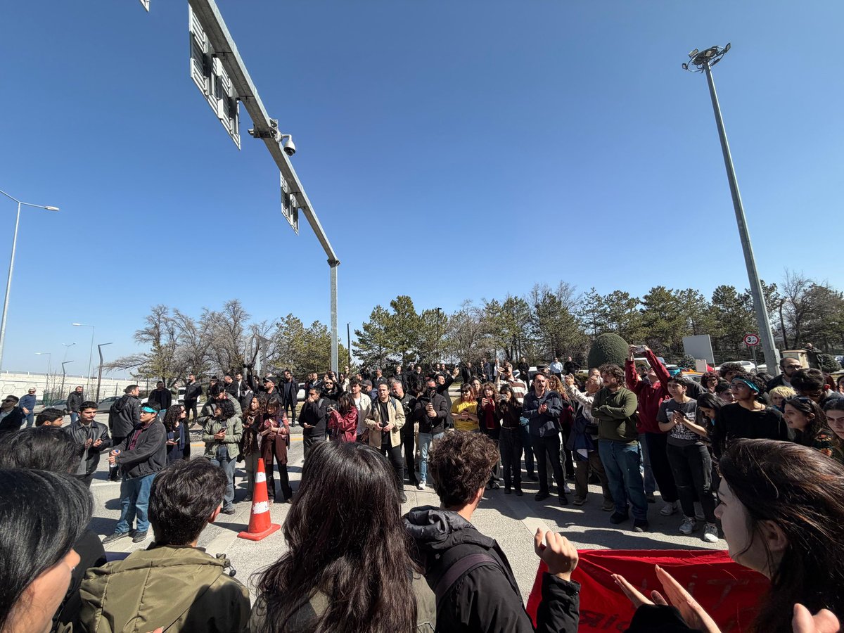 cm_aydin's tweet photo. Gençliğin iradesini kıramazsınız.

Hacettepe Üniversitesi'nde eğitim hakları haksızca gasp edildiği için nöbet tutan üniversiteli arkadaşlarımızla dayanışmak için Beytepe Kampüsü'nün önündeyiz.

Gençliğe gözdağı vermek için bu cezaların verildiğini biliyoruz.

19 Mart’ta tüm Türkiye’de yaşanan ve milyonlarca insanın katıldığı eylemlerin hepsi meşrudur, yasaldır, haktır.