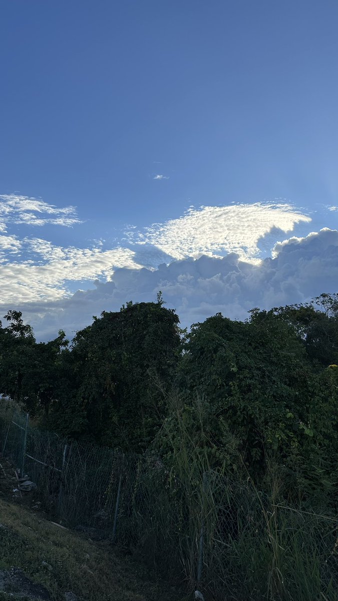Yo: uy estoy llegando re tarde al trabajo
Also yo: aw ese cielo me voy a detener unos 5 minutos a mirarlo y sacarle foto 😍