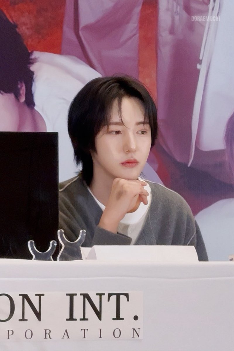 กระจกวิเศษบอกข้าเถิด 
ใครงามเลิศในปฐพี 🫅🏻🪞✨