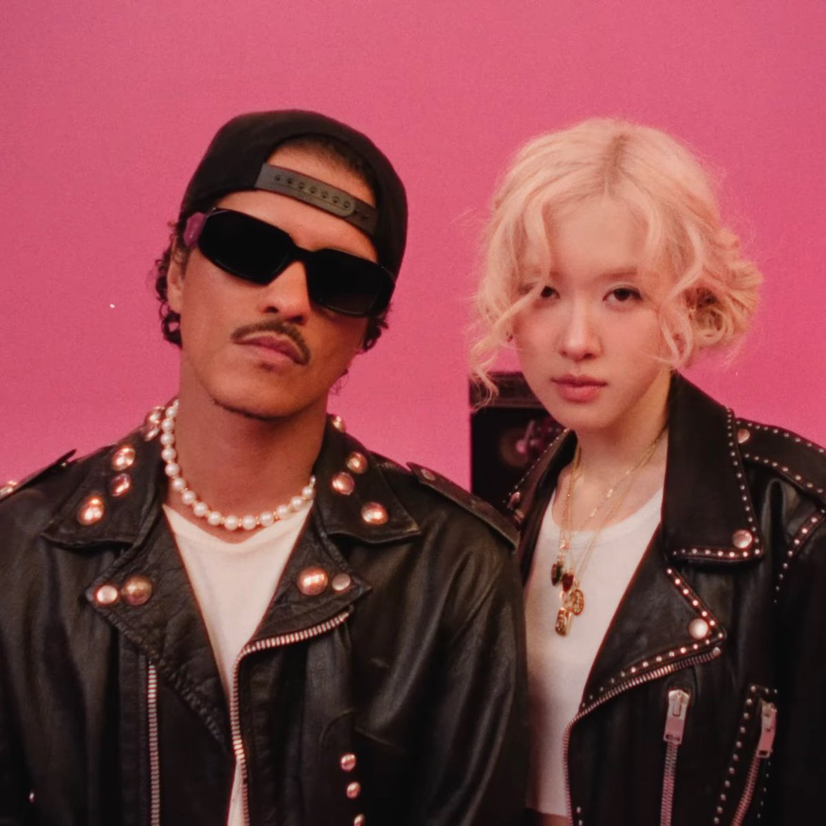 💿🇬🇧| “APT.” by ROSÉ and Bruno Mars has been certified 3x Platinum (1,800,000 units) in the UK.