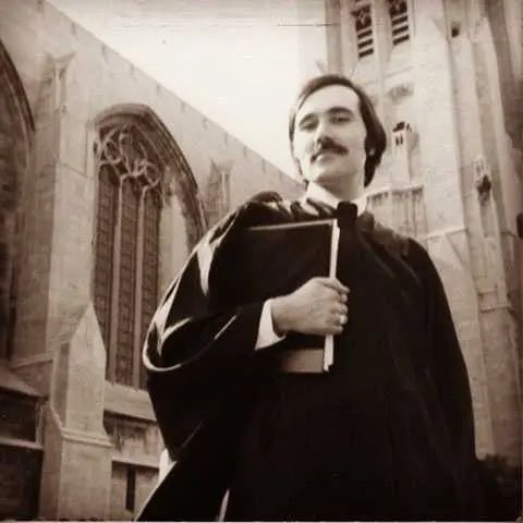YigitGuralp's tweet photo. Değer verdiğim insanların vefatıyla ilgili birkaç cümle söz söylemeyi deniyorum. İlber Ortaylı ile ilgili ne yazsam eksik kalacak. Bu veda aslında onun kitaplarını, söyleşilerini okumak, video kayıtlarını izlemek için en kederli çağrı. Onu ancak böyle anmak, anlamak mümkün. O kitaplara baktığınızda; dünya vatandaşlığının bir insanı, eski Türkiye denilen memleketin genç bir pırlantayı ve en önemlisi de bir gencin kendini nasıl ve sürekli yarattığının hikayesini görürsünüz. Tabi görmek isterseniz. Ortaylı gören körler için yaşamamış ve anlatmamıştır. Benim anladığım bu. Onu ikinci kitabımda bir zaman yolcusu olarak tasvir etmiştim, zamanda yeni bir yolculuğa çıktığını düşünüyorum. Değerini anlamış bilebilmiş insanlığın başı sağolsun.