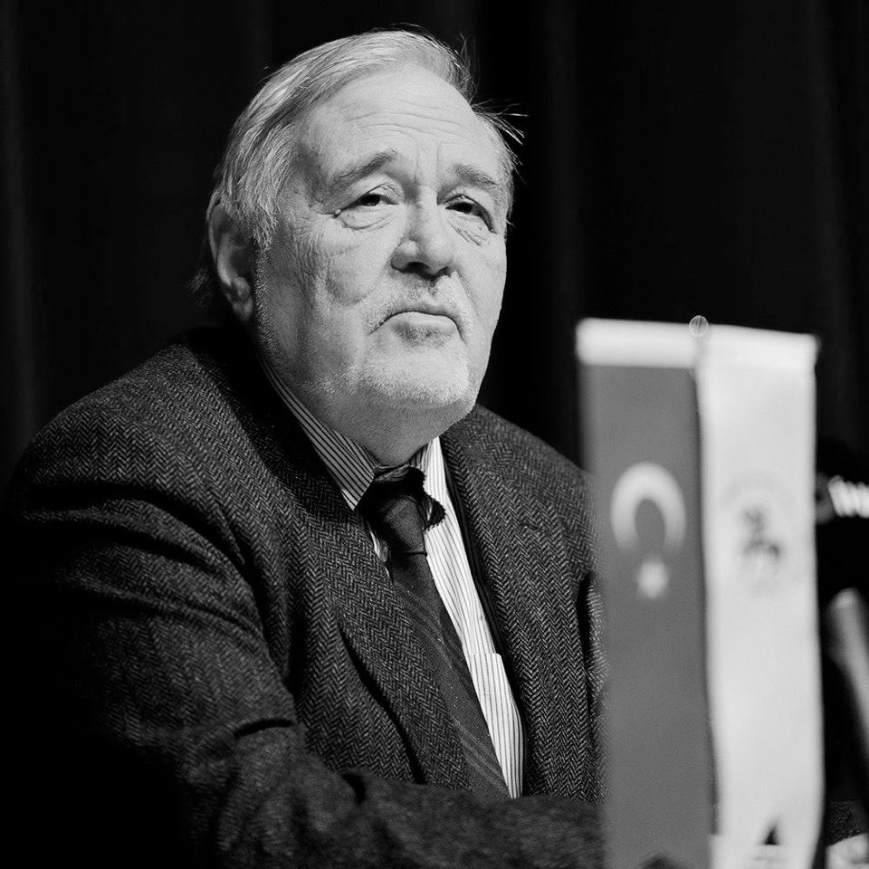 YigitGuralp's tweet photo. Değer verdiğim insanların vefatıyla ilgili birkaç cümle söz söylemeyi deniyorum. İlber Ortaylı ile ilgili ne yazsam eksik kalacak. Bu veda aslında onun kitaplarını, söyleşilerini okumak, video kayıtlarını izlemek için en kederli çağrı. Onu ancak böyle anmak, anlamak mümkün. O kitaplara baktığınızda; dünya vatandaşlığının bir insanı, eski Türkiye denilen memleketin genç bir pırlantayı ve en önemlisi de bir gencin kendini nasıl ve sürekli yarattığının hikayesini görürsünüz. Tabi görmek isterseniz. Ortaylı gören körler için yaşamamış ve anlatmamıştır. Benim anladığım bu. Onu ikinci kitabımda bir zaman yolcusu olarak tasvir etmiştim, zamanda yeni bir yolculuğa çıktığını düşünüyorum. Değerini anlamış bilebilmiş insanlığın başı sağolsun.