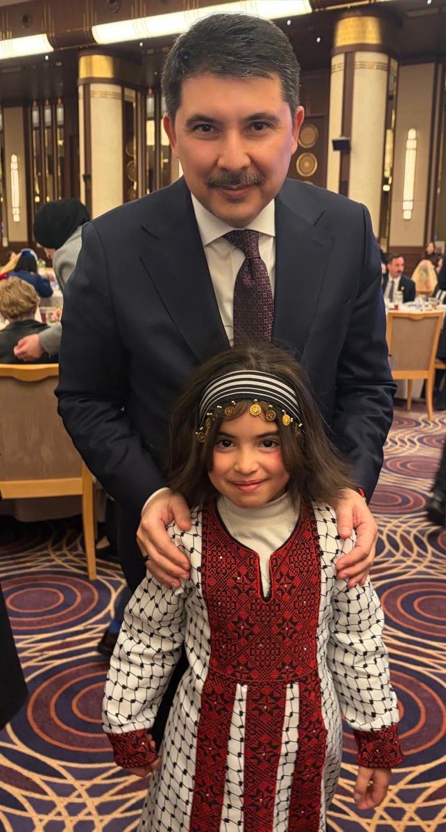 AydinYusuf's tweet photo. Küçük Razan’ın gülüşü, tüm dünyaya umut ve dayanışma mesajı veriyor. Zor zamanlara rağmen, çocukların masum gülüşleri kalplerimizi birleştirecek güçte.

Razan’ın gülüşü bize hatırlatıyor ki, Filistin yalnız değil; her gülüş, barış ve kardeşlik için bir çağrıdır. 🇵🇸🤲 https://t.co/RoTKkYdoqn