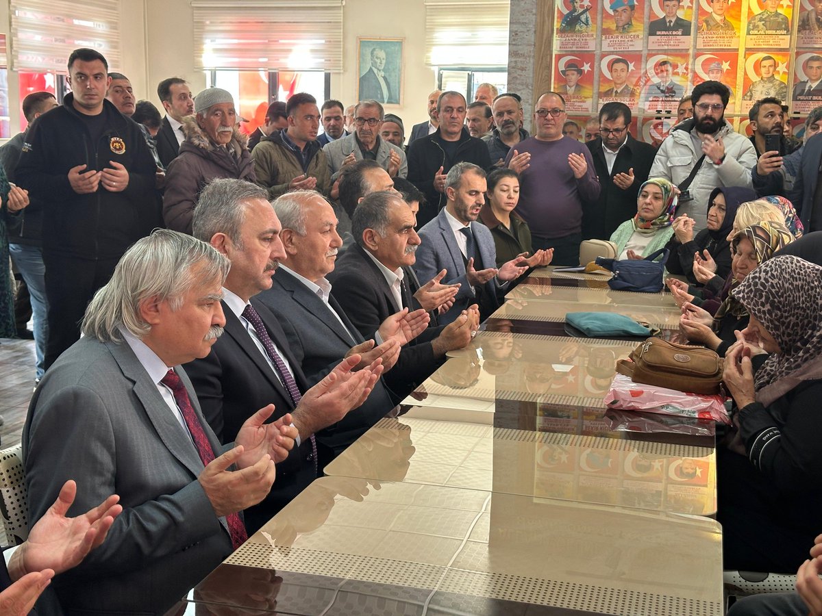 abdulhamitgul's tweet photo. Başımızın tacı şehit ailelerimizle bir aradayız. 

Ereğli Şehit Aileleri Derneği’nde kahramanlarımızın hatıralarını yad ettik, ailelerimizin hayır dualarına talip olduk. Şehitlerimizin makamı âli, mekanları cennet olsun.

Bu vatan size minnettar. https://t.co/0XQ3N1QGMy