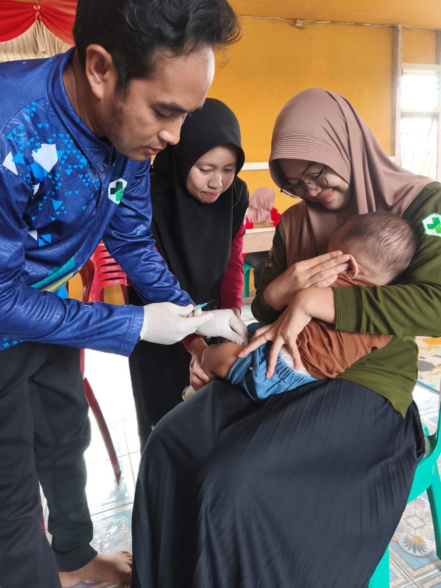 urlvnf's tweet photo. Imunisasi terakhir adek di pegang ibik ya dek, bulan depan udah di pegang ibu sendiri 🥹 https://t.co/mhSFjZConD