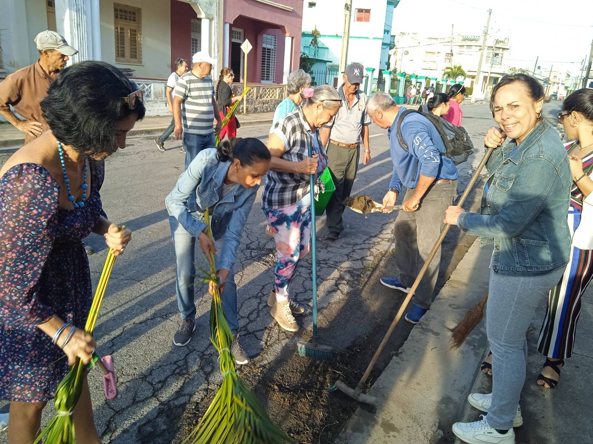 RodriguezCanda5's tweet photo. Educadores pinareños: ¡Corazón y obra por el centenario de Fidel! Porque a pesar de las adversidades y el recrudecimiento del bloqueo, seguimos poniendo bonita nuestra ciudad.#CubaEstáFirme #CubaVencerá #CubaMined #PinarDelRío #FidelPorSiempre #SomosContinuidad https://t.co/qokgU7fTYB