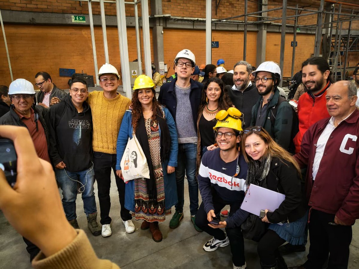 Donka_At's tweet photo. !La Universidad Pública para Suba toma forma! 🏗️🎓 
Visitamos la fábrica donde se construyen las estructuras metálicas y modulares que serán el corazón de este proyecto educativo en el territorio. @DanielChucho2 @LinaMaraVelaBe1 

Gracias al compromiso decidido del Gobierno Nacional, la Agencia Nacional Inmobiliaria Virgilio Barco y el @Mineducacion , los recursos y las obras avanzan.  @DanielRMed 

Hacemos un llamado urgente a que se haga efectiva la entrega del comodato y los predios a la @comunidadUPN  en los tiempos que permitan que las clases inicien en el segundo semestre de 2026. 

Hemos avanzado en un proceso de concreción de esta universidad, la gente ya definió participativamente las carreras que se iniciarán, también se han abierto los diálogos de modelo de universidad, bienestar y extensión universitaria… así que, vamos con toda! Es urgente la entrega de los lotes por parte del Distrito @CarlosFGalan @julrubiano 

#SubaTieneUniversidad #EducaciónPública #BogotáPopular #DonkaEnElTerritorio #CiudadComún
