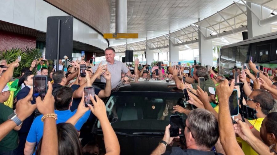 filipebarrost's tweet photo. Nosso presidente Jair Bolsonaro passou mal e está novamente no hospital.

O STF, com sua perseguição política e abuso de poder, está destruindo a saúde de um homem inocente com essa prisão desumana, tortuosa e vingativa.

Desde a divulgação das informações do Caso Vorcaro, mais da metade da população brasileira já entendeu que não houve golpe, que o STF está abusando de seus poderes e que é necessário fazer o impeachment de alguns ministros.

O lugar que Jair Bolsonaro merecia estar não é nem a prisão fechada, nem a prisão domiciliar, mas o Palácio do Planalto e os aeroportos lotados de pessoas entusiasmadas com a sua chegada, como sempre foi quando estava no poder — algo que nem Lula, nem os ministros do STF jamais recebram.

Peço orações por Bolsonaro, para que seja restaurada a sua saúde — e também a justiça de nosso país!