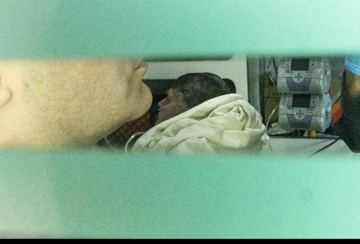 filipebarrost's tweet photo. Nosso presidente Jair Bolsonaro passou mal e está novamente no hospital.

O STF, com sua perseguição política e abuso de poder, está destruindo a saúde de um homem inocente com essa prisão desumana, tortuosa e vingativa.

Desde a divulgação das informações do Caso Vorcaro, mais da metade da população brasileira já entendeu que não houve golpe, que o STF está abusando de seus poderes e que é necessário fazer o impeachment de alguns ministros.

O lugar que Jair Bolsonaro merecia estar não é nem a prisão fechada, nem a prisão domiciliar, mas o Palácio do Planalto e os aeroportos lotados de pessoas entusiasmadas com a sua chegada, como sempre foi quando estava no poder — algo que nem Lula, nem os ministros do STF jamais recebram.

Peço orações por Bolsonaro, para que seja restaurada a sua saúde — e também a justiça de nosso país!