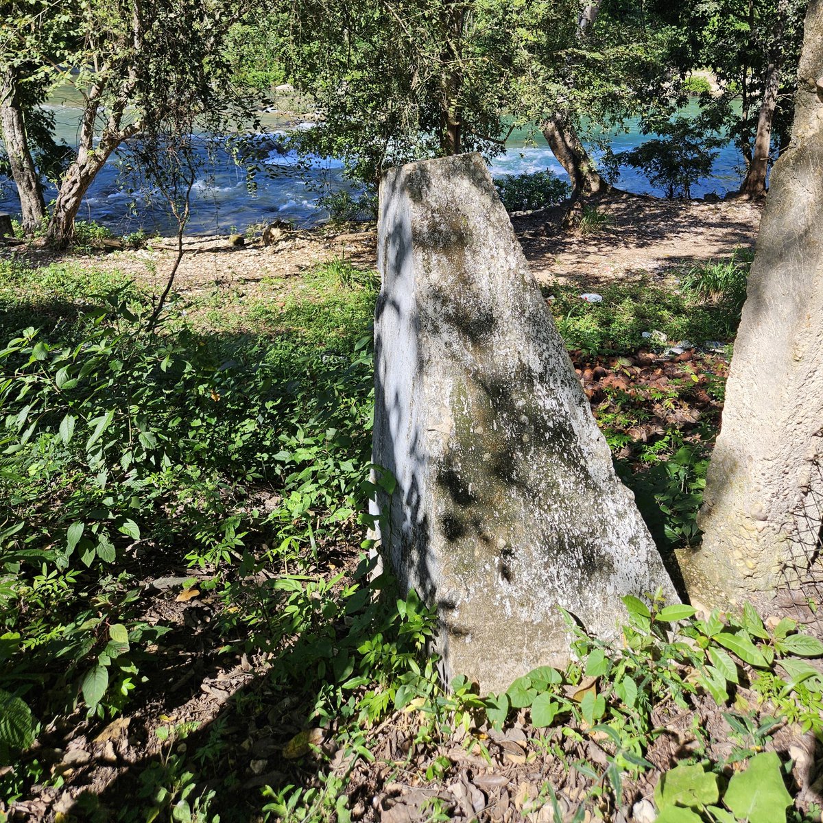 Pillandia's tweet image. Pietra di confine tra Guatemala 🇬🇹 e Belize 🇧🇿. 
Il lato orientale riporta ancora il nome del territorio prima dell'indipendenza del 1981: "British Honduras".
📸: 2024. 
🌐: 17°03'31.6"N 89°09'00.3"W. 
pillandia.blogspot.com/p/avaleht-iniz… 

#Guatemala #Belize #BritishHonduras #Border