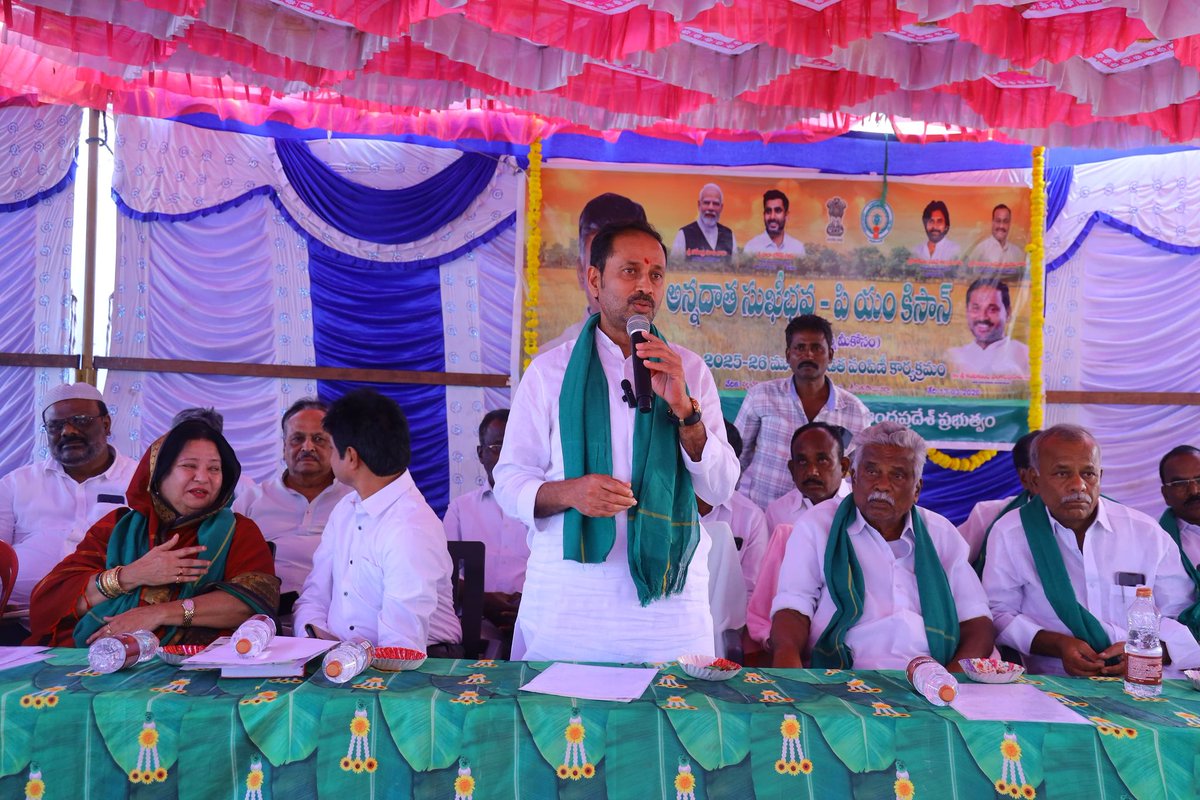 TdpKandikunta's tweet photo. సత్యసాయి జిల్లా
కదిరి నియోజకవర్గం

 నల్లచెరువు గీతమందిరం నందు నిర్వహించిన అన్నదాత సుఖీభవ 3వ విడత నగదు పంపిణీ కార్యక్రమంలో పాల్గొన్న కదిరి నియోజకవర్గ శాసనసభ్యులు గౌ శ్రీ కందికుంట వెంకటప్రసాద్ గారు.
 రైతుల సంక్షేమాన్ని ముఖ్యంగా భావిస్తున్న కూటమి ప్రభుత్వం, https://t.co/YYIaX22htu