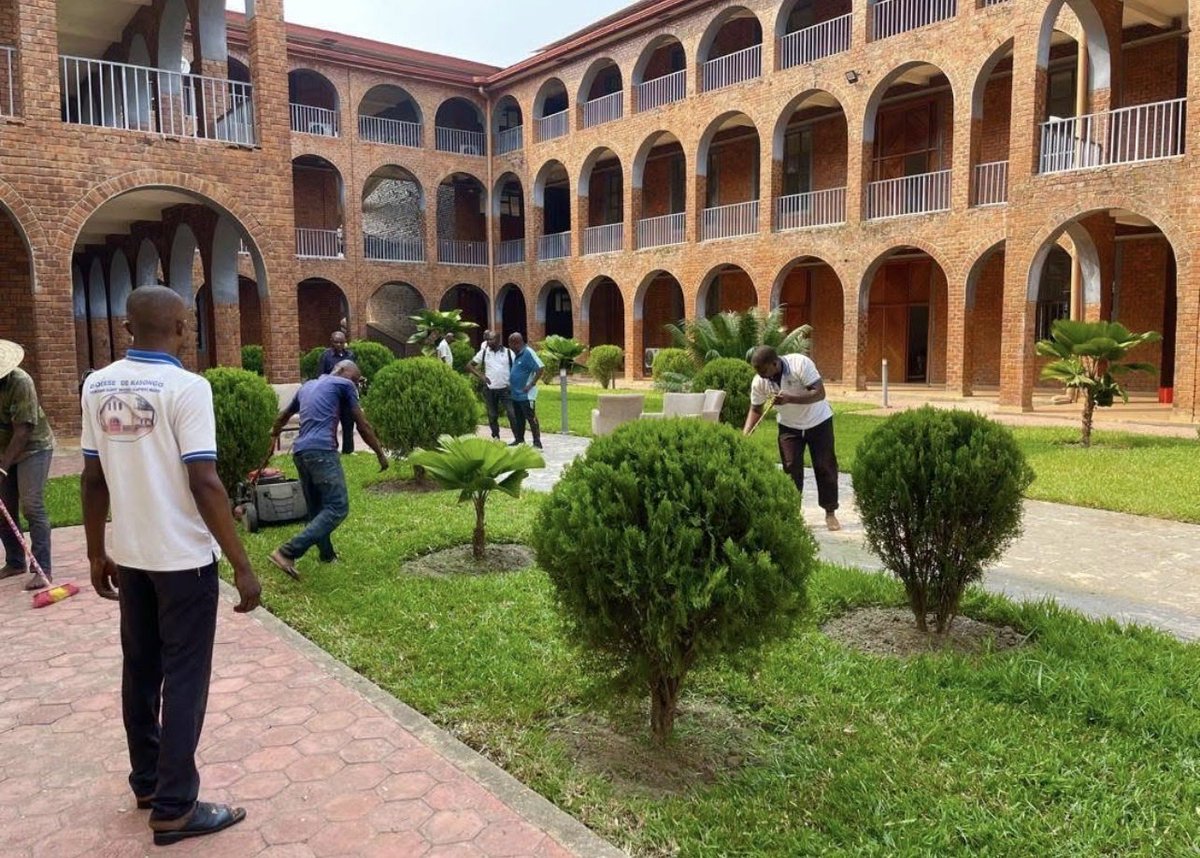 tshibambajustin's tweet image. Le gel des comptes de la #Fondation_Mapon et de #Micropop inaugure une étrange école de droit : celle où les responsabilités individuelles se transmettent aux institutions. Pourtant, en droit congolais, les infractions sont personnelles. Un nouveau droit aurait-il été inventé ?