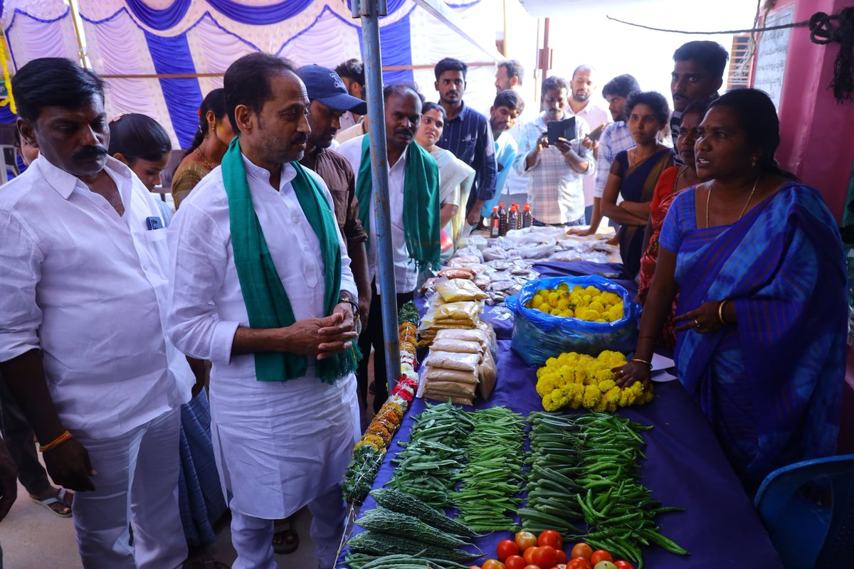 TdpKandikunta's tweet photo. ముఖ్యమంత్రి నారా చంద్రబాబు నాయుడు గారి నాయకత్వంలో రైతులకు ఆర్థిక భరోసా కల్పించే పలు సంక్షేమ కార్యక్రమాలను అమలు చేస్తోంది.
పీఎం కిసాన్ నిధులు విడుదల సందర్భంగా గౌహతి నుంచి ప్రధాని నరేంద్ర మోదీ గారి కార్యక్రమాన్ని వర్చువల్‌గా  రైతులతో కలిసి వీక్షించినాను https://t.co/YXEG7Wfzqq