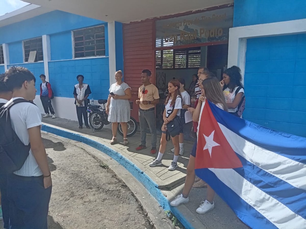 #Hoy se desarrolla en la escuela #RaúlPodio de Tiro Deportivo Entrega del Carné que acredita como Militantes de la <a href="/UJCdeCuba/">UJC de Cuba</a> a un grupo de Valerosos jóvene en presencia de <a href="/AhmedValdsMart2/">Ahmed Valdés Martínez</a> 1er Sec. del Cté. Mcpal. en La Lisa, se recuerda a José A. Echeverría y la efeméride 13/3.