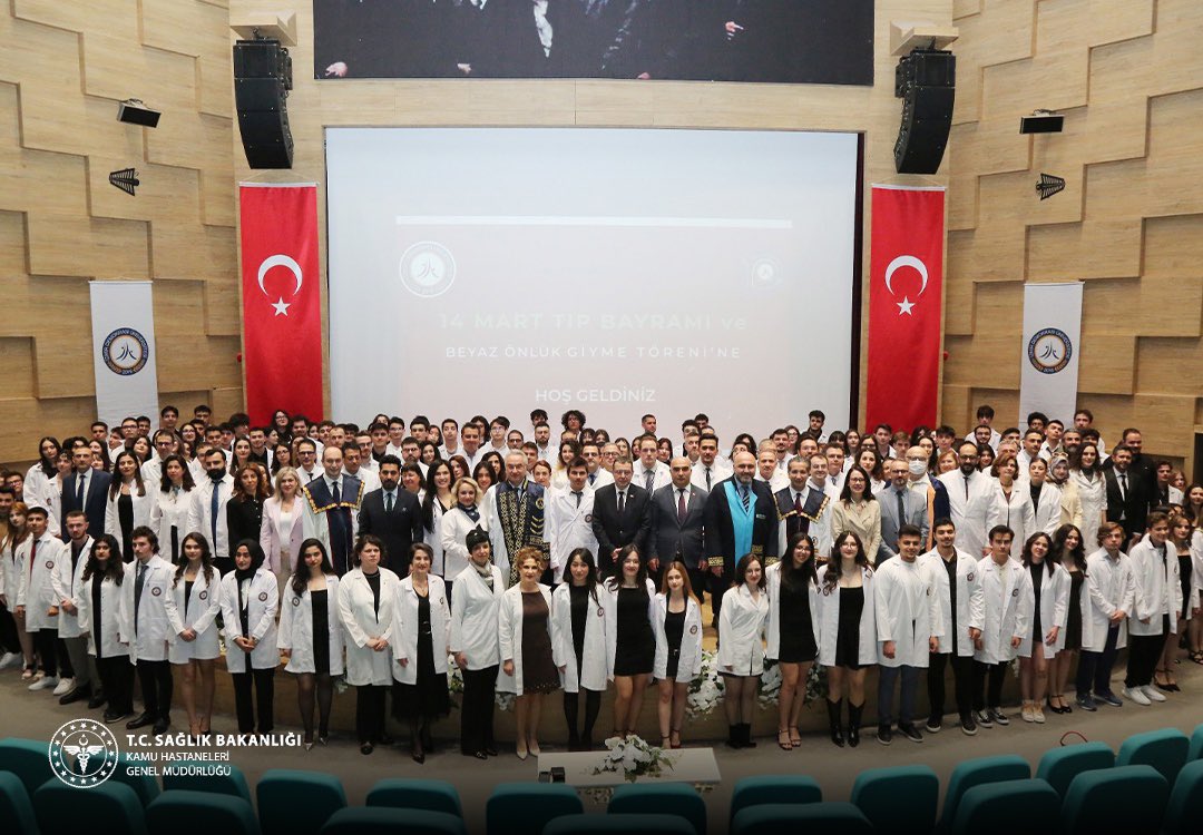 sbkhgm's tweet photo. İzmir Demokrasi Üniversitesi’nde “Beyaz Önlük Giyme Programı” gerçekleştirildi.

Programa; Rektör Prof. Dr. Selim Karahasanoğlu, Genel Müdürümüz Dr. Hakan Usta, İzmir İl Sağlık Müdürü Doç. Dr. Ayhan Kul ile sağlık yöneticileri, akademisyenler ve tıp fakültesi öğrencileri katıldı.

Programın açılış konuşmalarını Rektör Prof. Dr. Selim Karahasanoğlu ile Genel Müdürümüz Dr. Hakan Usta gerçekleştirdi.

Açılış konuşmalarının ardından Rektör Prof. Dr. Selim Karahasanoğlu tarafından Genel Müdürümüz Dr. Hakan Usta ile İzmir İl Sağlık Müdürü Doç. Dr. Ayhan Kul’a teşekkür belgesi takdim edildi.

Program kapsamında protokol üyeleri ve öğretim üyeleri tarafından tıp fakültesi öğrencilerine beyaz önlükleri giydirildi.
