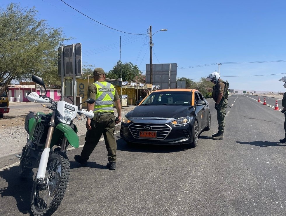 jorgesolimano's tweet image. #iquique #chile #frontera
En #Huara, personal de Carabineros realiza intensos patrullajes preventivos y controles vehiculares por la segunda línea de control del país, aumentando la sensación de seguridad en conductores y pasajeros