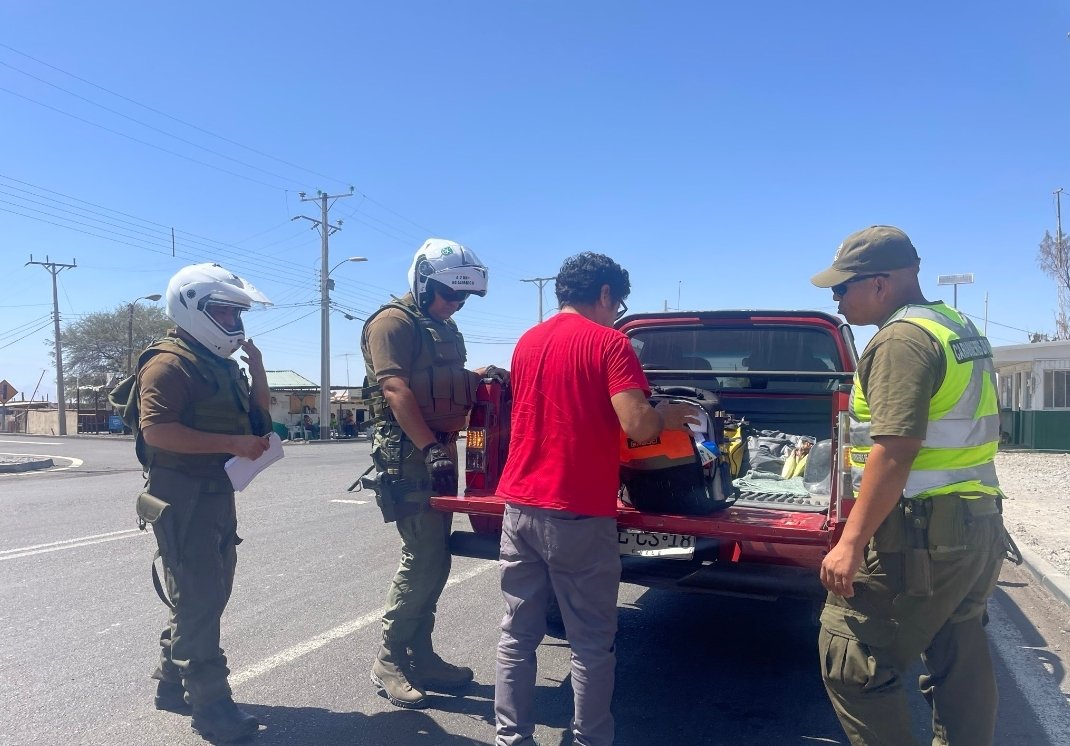 jorgesolimano's tweet image. #iquique #chile #frontera
En #Huara, personal de Carabineros realiza intensos patrullajes preventivos y controles vehiculares por la segunda línea de control del país, aumentando la sensación de seguridad en conductores y pasajeros