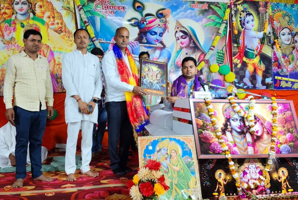 IndraPTiwari's tweet photo. छोटे भाई भूपेश तिवारी जी के माध्यम से अपने विधानसभा क्षेत्र गोसाईंगंज के विभिन्न परिवारों के बीच पहुंचकर उनके सुख-दुःख में सम्मिलित हुआ। https://t.co/WjpbO2X8Ip