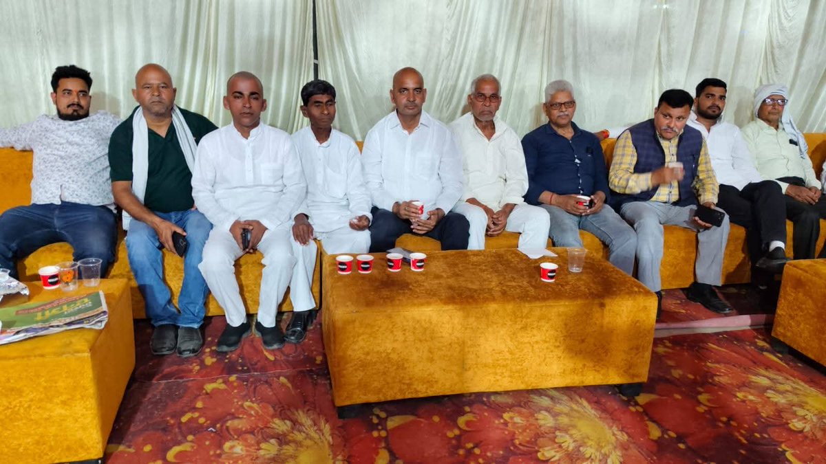 IndraPTiwari's tweet photo. छोटे भाई भूपेश तिवारी जी के माध्यम से अपने विधानसभा क्षेत्र गोसाईंगंज के विभिन्न परिवारों के बीच पहुंचकर उनके सुख-दुःख में सम्मिलित हुआ। https://t.co/WjpbO2X8Ip