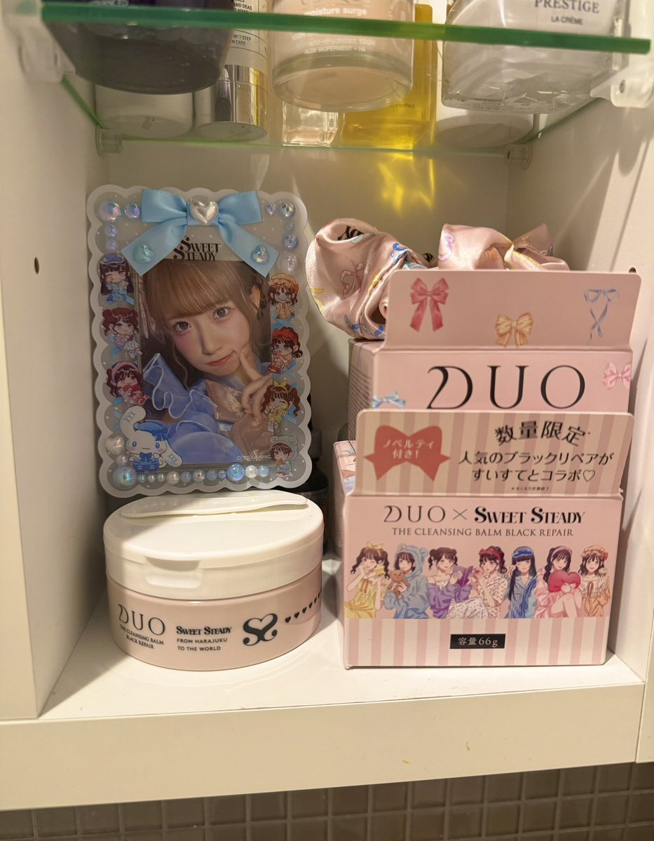00xCHANMARUx00's tweet image. 商品ほんと可愛いーっ!!🎀
使い終わったら入れ物は小物入れにする

可愛いから箱も何かに使いたい🥺

(洗面台必死に片付けて飾ったwwww)

DUOすいすてコラボキャンペーンに購入写真を添付して応募！【PR】（@duo_cosme）

 #DUO  #すいすて  #DUOすいすてコラボ