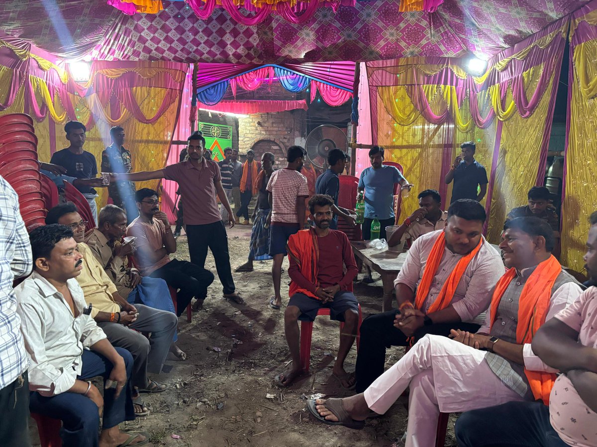 SurendramBJP's tweet photo. मंसूरचक प्रखंड के गोविंदपुर-2 पंचायत अंतर्गत अहियापुर निवासी श्री सुधीर महतो जी की पुत्री के विवाह समारोह में सम्मिलित होकर नवविवाहित दंपति को शुभाशीष एवं हार्दिक शुभकामनाएं दीं।

ईश्वर से प्रार्थना है कि नवदंपति का वैवाहिक जीवन सुख और समृद्धि से परिपूर्ण रहे। https://t.co/r6gOHDkuo4