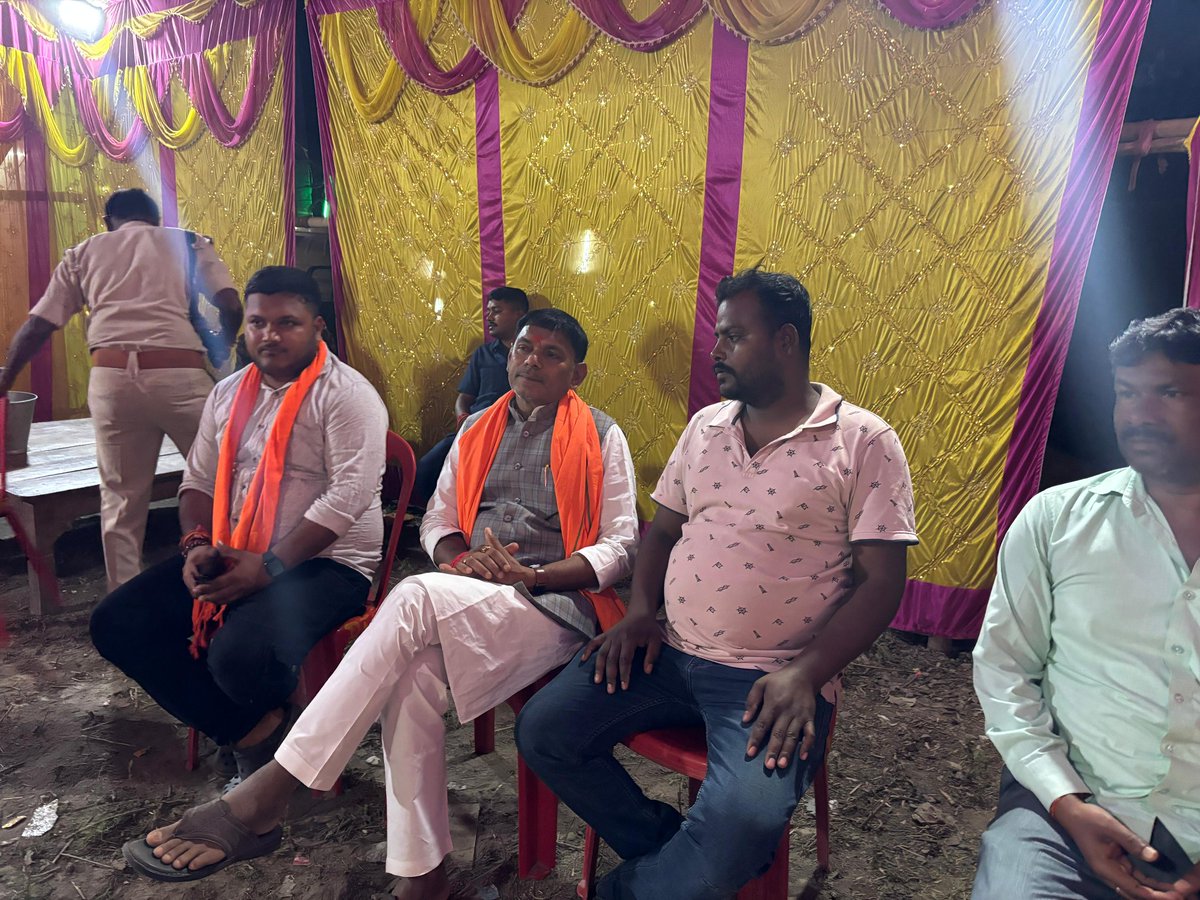 SurendramBJP's tweet photo. मंसूरचक प्रखंड के गोविंदपुर-2 पंचायत अंतर्गत अहियापुर निवासी श्री सुधीर महतो जी की पुत्री के विवाह समारोह में सम्मिलित होकर नवविवाहित दंपति को शुभाशीष एवं हार्दिक शुभकामनाएं दीं।

ईश्वर से प्रार्थना है कि नवदंपति का वैवाहिक जीवन सुख और समृद्धि से परिपूर्ण रहे। https://t.co/r6gOHDkuo4