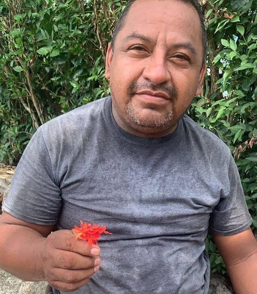 rioaxaca's tweet photo. #Oaxaca Estado | Reportan desaparición de defensor de la tierra en la Cuenca de Oaxaca

Integrantes del Consejo Nacional de Pueblos en Lucha (CNPL) denunciaron la presunta desaparición del defensor comunitario Jorge Antonio Procopio y de su hermano Saúl Antonio Procopio, ocurrida la tarde del jueves en la colonia San Juan del Río, en el municipio de Santa María Jacatepec, en la región de la Cuenca. 

De acuerdo con el pronunciamiento del colectivo, alrededor de las 15:00 horas hombres armados y encapuchados habrían ingresado al domicilio de Jorge Antonio Procopio, a quien identifican como integrante del movimiento comunitario en defensa de la tierra, para llevárselo por la fuerza junto con su hermano. 

Testigos señalaron que previamente el activista había reportado la presencia de personas que lo grababan y de vehículos que realizaban recorridos en la zona. 

Tras los hechos, habitantes de la comunidad alertaron por altavoces sobre la presencia de sujetos armados, lo que generó un ambiente de tensión entre pobladores. 

El CNPL exigió la intervención de la Fiscalía General del Estado de Oaxaca y del Gobierno estatal para localizar con vida a los dos hombres, así como el inicio de una investigación para esclarecer lo ocurrido. 

Según el colectivo, Jorge Antonio Procopio es indígena chinanteco originario de Vega del Sol y participa en la organización comunitaria que busca impedir el despojo de tierras en la zona.