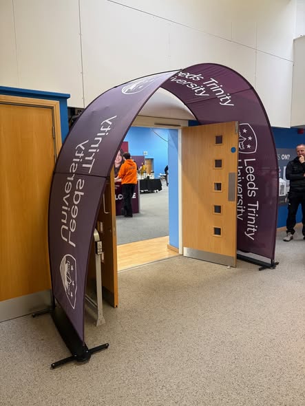 BannerbowUK's tweet photo. Planning your next university open day? 📷
Our Bannerbow arches are a great way to create a welcoming entrance for prospective students and their families. They’re ideal for marking main entrances, registration areas, campus tours, or key locations across campus. https://t.co/gJelWyn2gk