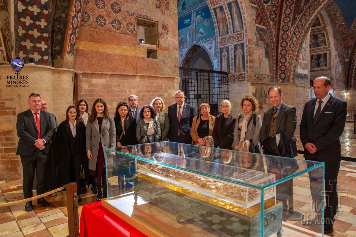 W dniu 11 marca 2026 r. grupa 13 ambasadorów Unii Europejskiej  przy Stolicy Apostolskiej odwiedziła Asyż, aby oddać cześć doczesnym  szczątkom św. Franciszka
ofmconv.net/pl/spirito-di-…