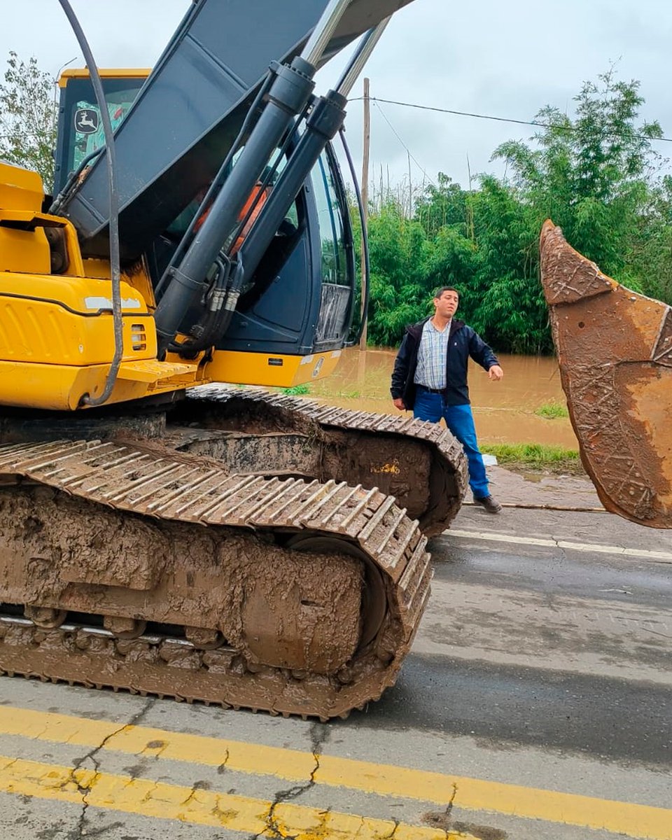 dpvtucuman's tweet photo. El Admin. de la DPV, Ing. Díaz, recorrió las áreas más afectadas y supervisó las tareas que se desarrollan en distintos puntos críticos, donde se ejecutan trabajos de drenaje, canalización y movimiento de suelo para facilitar el escurrimiento del agua y resguardar infraestructura https://t.co/YZUl4LaicV
