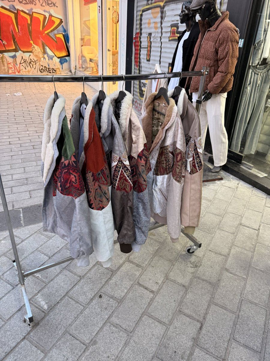 Olum bu ceketler ne guzel lan kim alıyo bunlari gelin biz alalım pisman olursam suc ortagi lazim