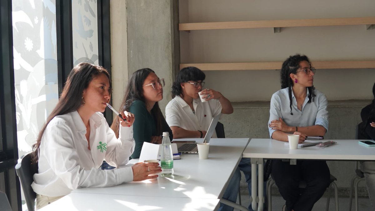 SENAComunica's tweet photo. 💧 Segundo día de la visita técnica de los aprendices del SENA en Medellín, gracias al apoyo de la GIZ.
La jornada inició en Aguas Claras, donde los aprendices conocieron de cerca el proceso de tratamiento de aguas residuales y el trabajo que realiza esta gran planta para contribuir a mejorar la calidad del agua del río Medellín. 🌿
Una experiencia de aprendizaje que impulsa el conocimiento técnico y el compromiso con el cuidado de los recursos hídricos. 🚰 #AliadosSENA