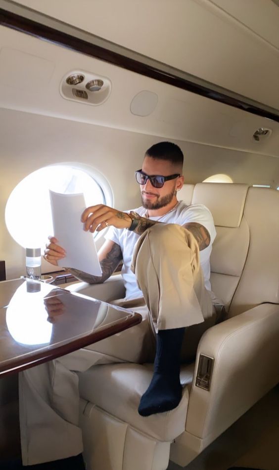 YourSubBoi's tweet photo. Maluma and his black socks https://t.co/7t55cHIMRQ