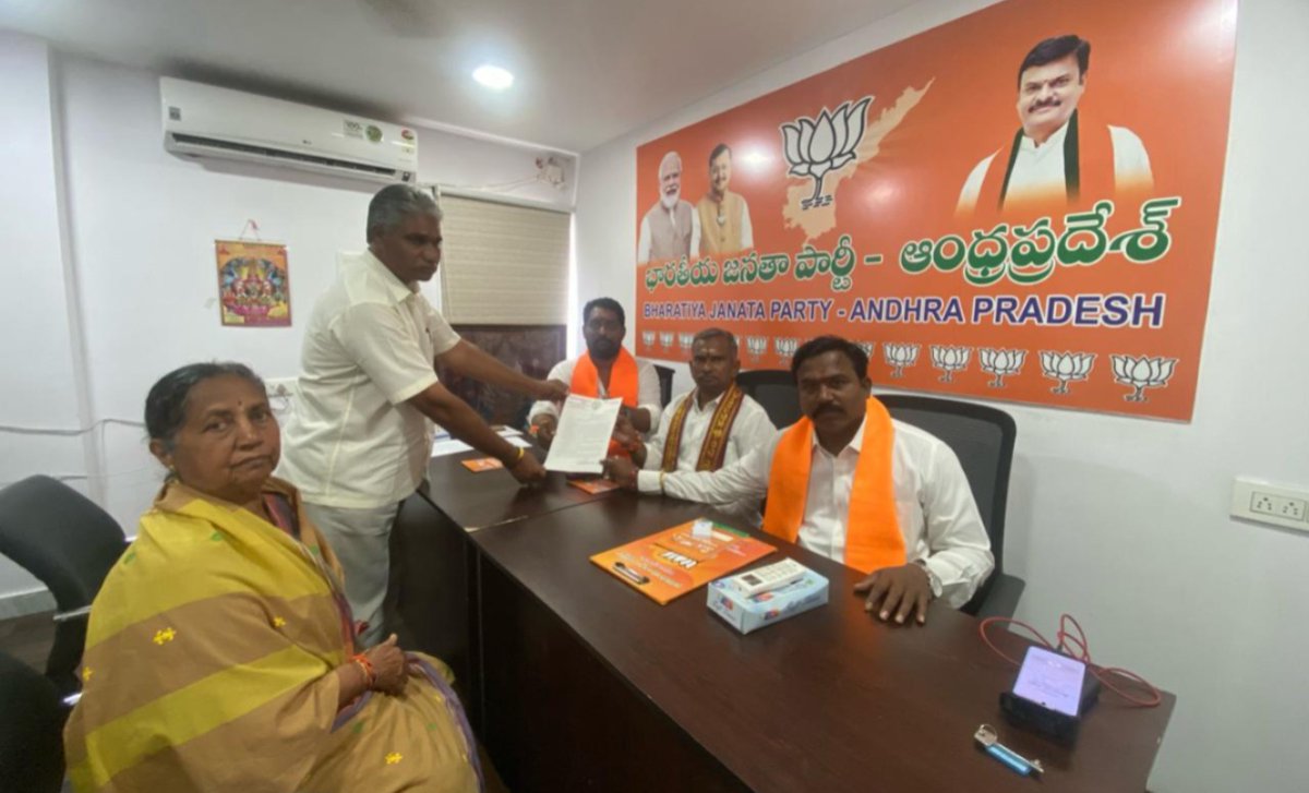 BJP4Andhra's tweet photo. బిజెపి రాష్ట్ర కార్యాలయంలో నిర్వహించిన జనతా వారధి కార్యక్రమంలో శ్రీ దుర్గా మల్లేశ్వర స్వామి దేవస్థానం ట్రస్ట్ బోర్డు సభ్యులు బుల్లి అబ్బాయి గారు, ఎన్టీఆర్ జిల్లా ప్రధాన కార్యదర్శి పిట్టల గోవింద్ గారు పాల్గొని వినతిపత్రాలు స్వీకరించారు. ఈ సందర్భంగా ఆక్వా మరియు మత్స్య శాఖ అభివృద్ధికి సంబంధించి బాపట్ల జిల్లా రేపల్లె గ్రామానికి చెందిన అగ్నికుల క్షత్రియ ప్రతినిధులు వినతిపత్రాన్ని అందజేశారు.