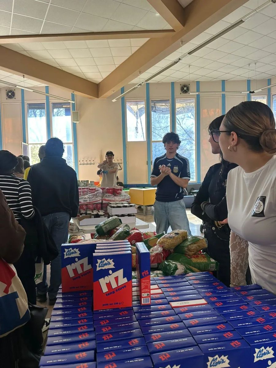 scum34's tweet photo. 🔥 Encore une distribution pour près de 400 étudiant·es ce vendredi pour le SCUM !

♥️ Merci Pas Perdu, le CROUS, @BanqueAlim34 et aux bénévoles sans qui rien ne serait possible.

🕺 Toi aussi tu veux organiser la solidarité face a la précarisation croissante de nos vies ? https://t.co/kQokVTUlUv