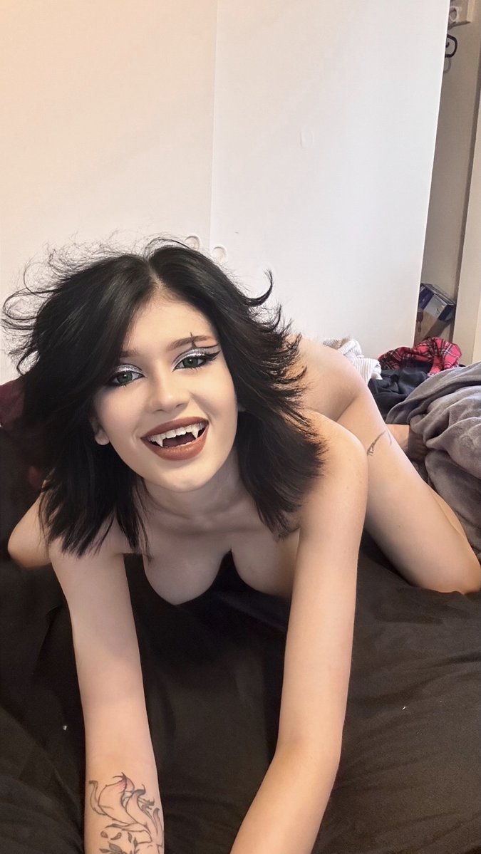 Goth Girl 𖣂 tweet media