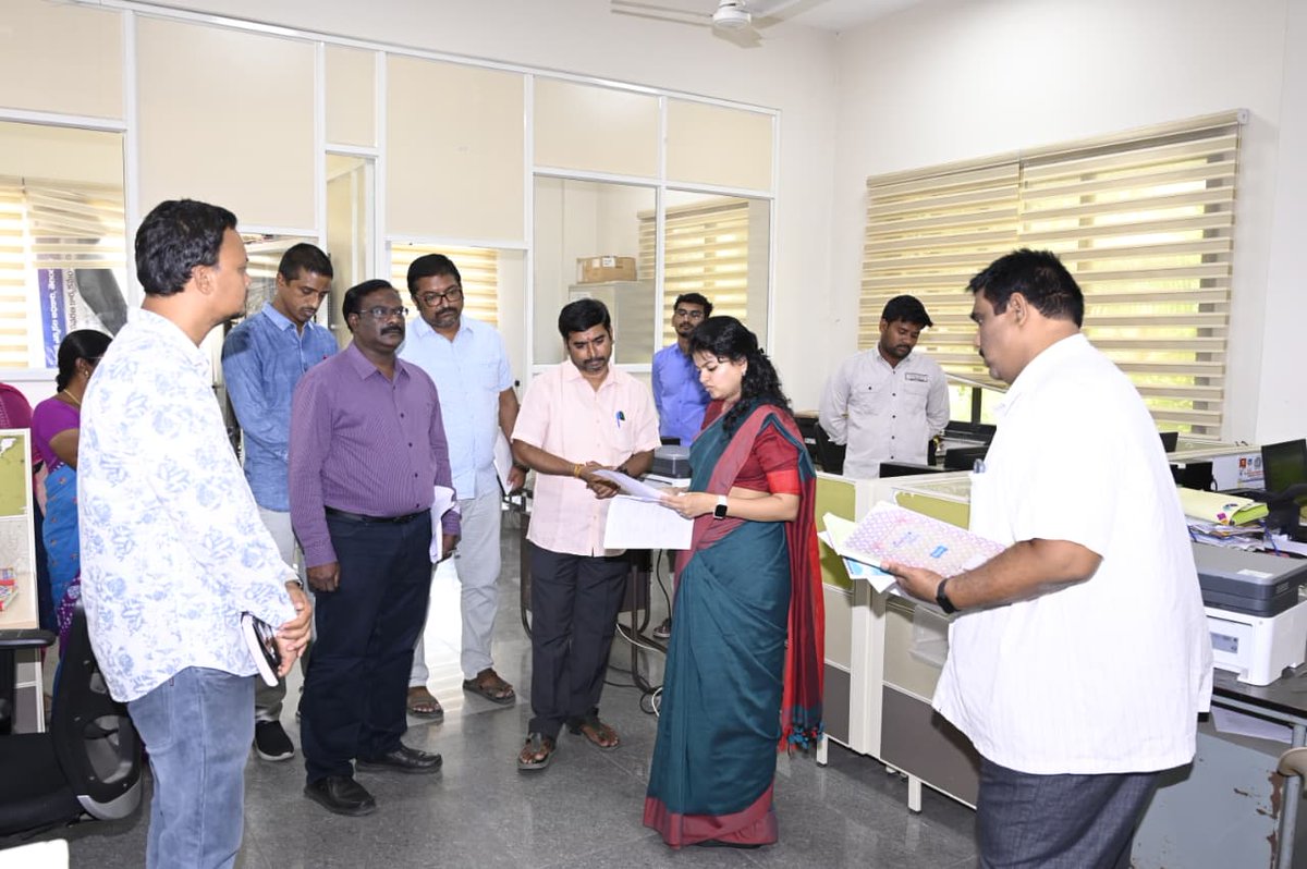 శుక్రవారం ఐడిఓసి జిల్లా సమీకృత కార్యాలయ సముదాయంలోని వివిధ విభాగాలలో కలెక్టర్ స్నేహ శబరిష్ ఆకస్మికంగా తనిఖీలు నిర్వహించారు. సిబ్బంది హాజరు హాజరు పట్టికను తనిఖీ చేసి, ఆన్లైన్ ద్వారా ఫైలింగ్ వివరాల ను అడిగి తెలుసుకున్నారు.