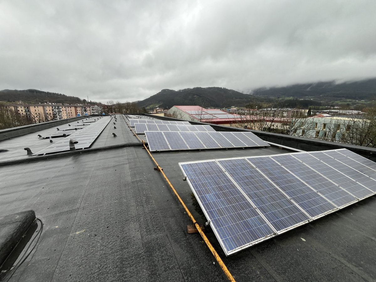 Mañana de inspección en Igorre en la cubierta de este colegio, dentro de la ITE solicitada por el Departamento de Educación del Gobierno Vasco. Bajo un cielo encapotado, las placas solares protagonizan esta visita técnica.

🌐 aktuarehabilitacion.com

#ITE #PlacasSolares #Aktua