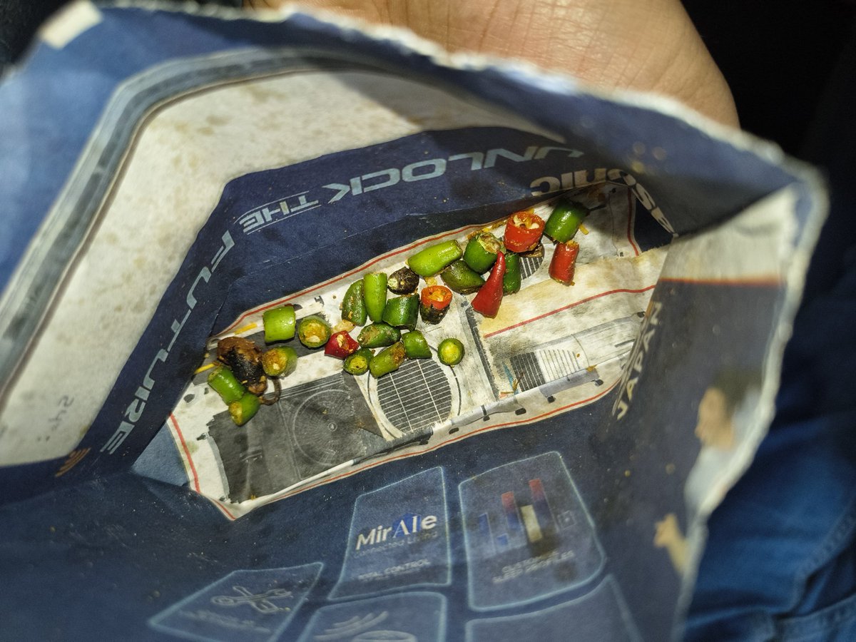 20 रु. के झालमुढ़ी में  इतना सारा मिर्ची कौन देता है भाई?