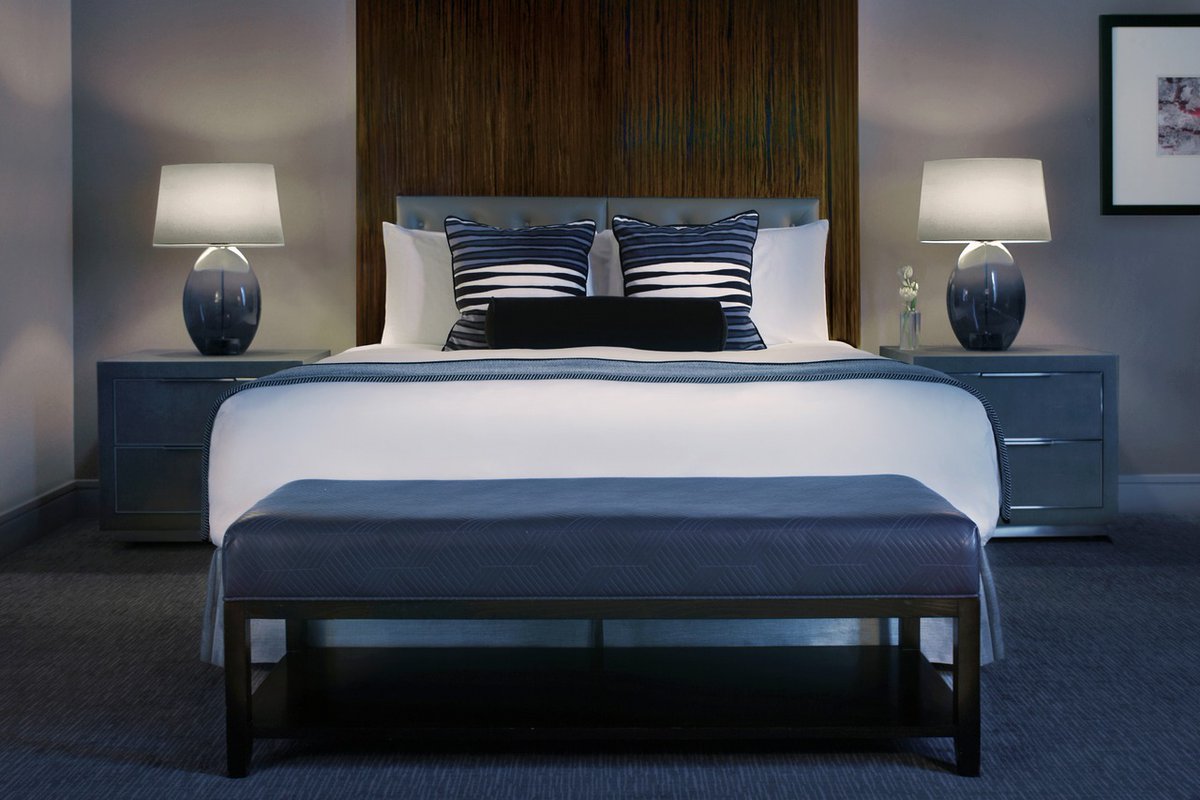 TrumpHotels's tweet image. Where panoramic river and skyline views meet impeccable design and effortless sophistication, welcome to the River View Suite at @trumpchicago.

#TrumpHotels #NeverSettle #TrumpChicago #ChicagoRiver #DowntownChicago