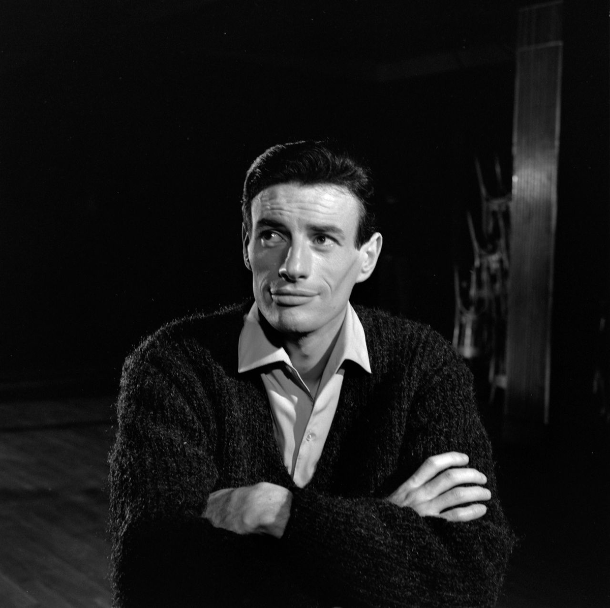 Il naît en 1930 en banlieue parisienne. Son père est artisan joaillier. Sa mère, fleuriste.

En 1942, son père est arrêté. Déporté à Auschwitz. Il ne reviendra pas. Le garçon a 11 ans.

À 15 ans, il quitte le lycée pour faire vivre sa famille. Il enchaîne les petits métiers, puis