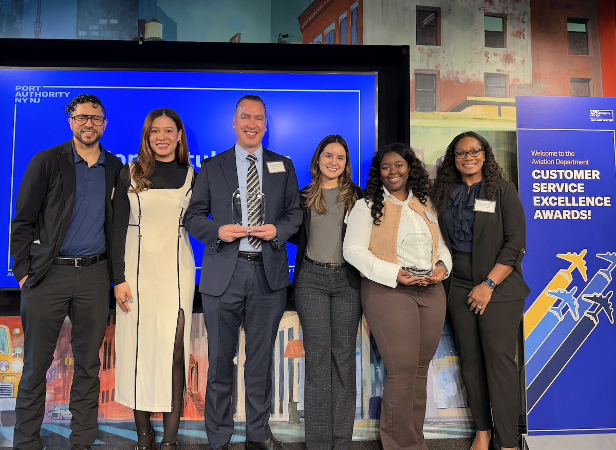 Newark Terminal A ⭐️⭐️⭐️⭐️⭐️ tweet media